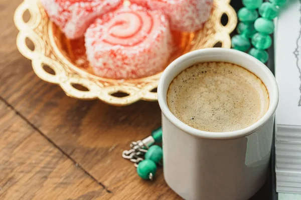 Close-up van een bordje met Turkse zoetigheden en kopje espresso — Stockfoto