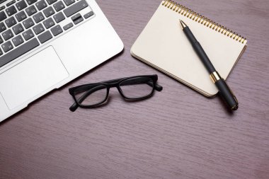 Ofis kırtasiye ve malzeme seti, üst görünüm.