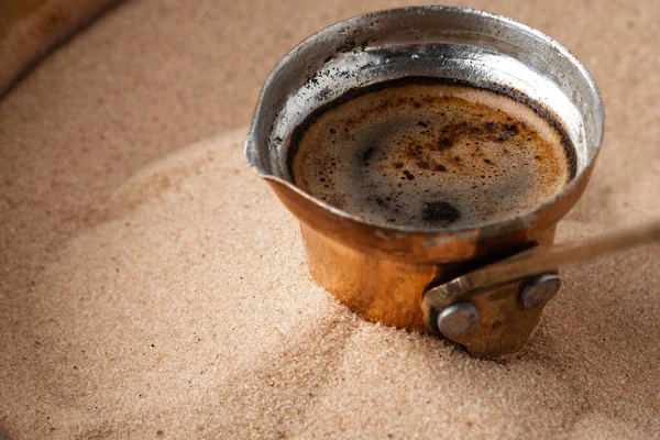 Réztörök, homokban főzött kávéval — Stock Fotó