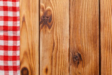 Tahta masadaki kareli masa örtüsü. yaratıcı fotoğraf.