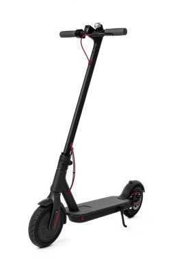 Beyazda izole edilmiş yeni siyah elektrikli scooter