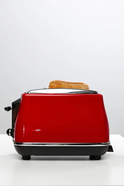Pár připravených přípitků v toasteru — Stock fotografie