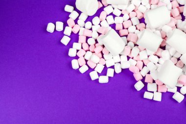 Marshmallow menekşe kağıda serilmiş..