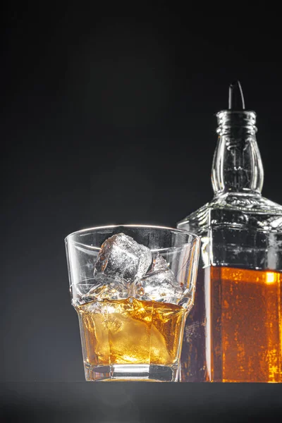 Siyah arkaplanda bir bardak viski, boşluğu kopyala — Stok fotoğraf