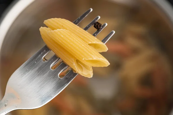 Cooking pasta at home in a pot close up — Stock Photo, Image