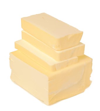 Beyaz arkaplanda izole edilmiş tereyağı bloğu