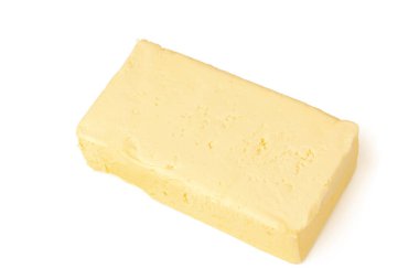 Beyaz arkaplanda izole edilmiş tereyağı bloğu