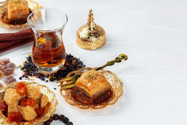 Sobremesas doces turcas, halva com damascos secos — Fotografia de Stock