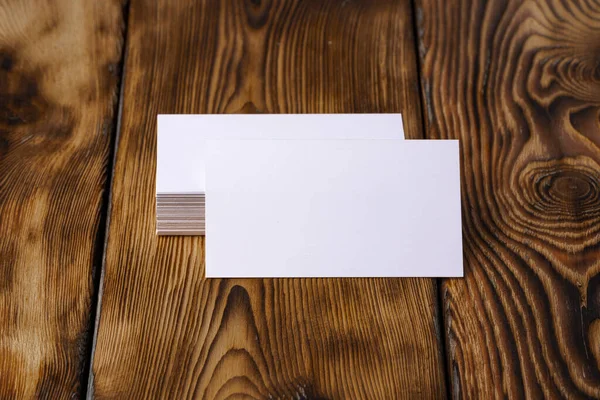 Стек білих візиток на коричневому дерев'яному фоні — стокове фото