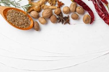 Kırmızı biber ve diğer baharatlar beyaz desenli arka plan, üst görünüm