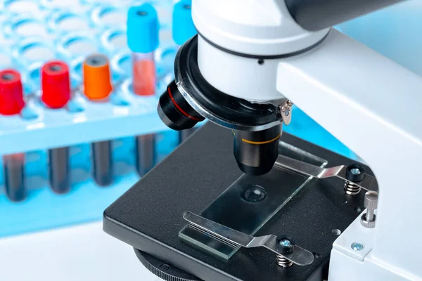 Araştırma için test tüpleriyle mikroskop yakın çekim