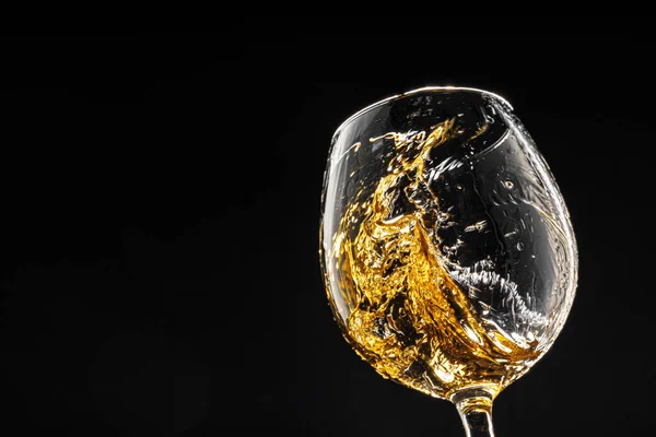 Glas av vin på svart bakgrund, närbild — Stockfoto