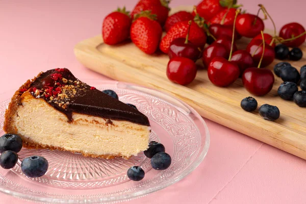 Pièce de gâteau au fromage avec plateau chocolat et baies — Photo