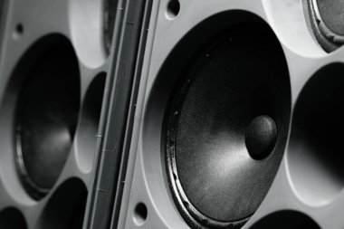 Modern ses sisteminin Stereo sütununu kapat