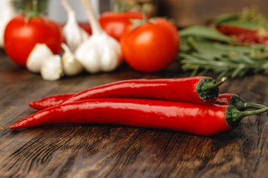 Koyu ahşap masada sarımsak ve biber.