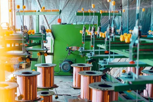 Producción de alambre de cobre, cable en carretes en la fábrica. Fábrica de cable . — Foto de Stock