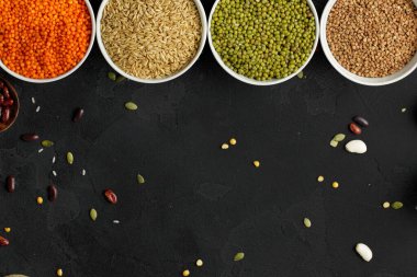 Tahta masadaki tahıllı seramik kaselerin üst görüntüsü