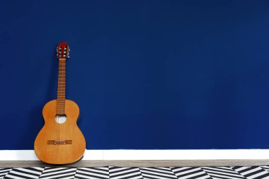 Dairede klasik mavi duvara karşı gitar kurulumu