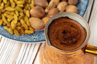 Tabağında baharat olan Türk kahvesi.