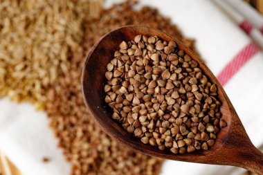 Tahta kaşık ve pişmemiş karabuğday yakından.