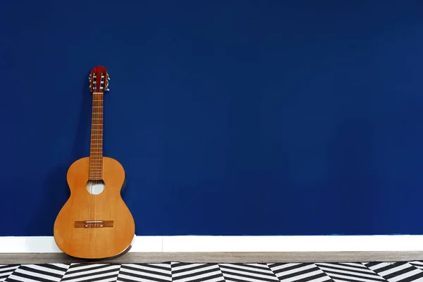 アパートの古典的な青い壁に対するギターのセットアップ — ストック写真