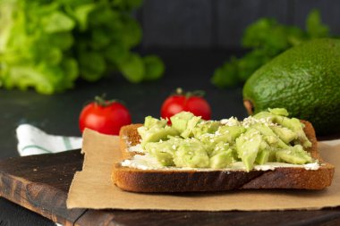 Krem peynirli kızarmış ekmek ve avokado dilimleri.