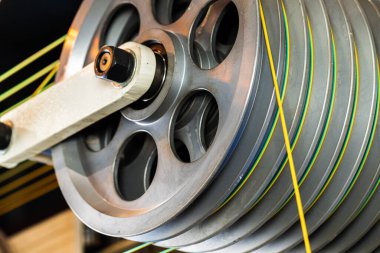 Kablo üretimi. Kablo makarasını kapat.