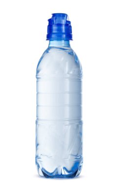Beyaz üzerine izole edilmiş plastik içinde küçük bir şişe maden suyu.