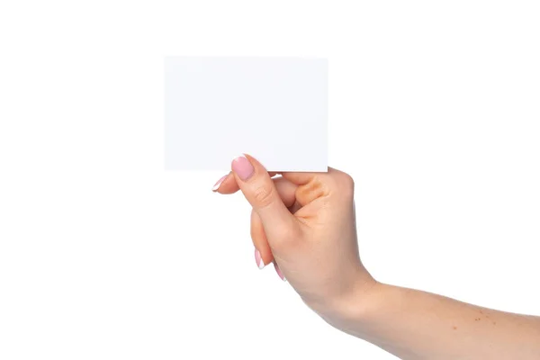 Mão das mulheres com cartão de visita branco em branco isolado no branco — Fotografia de Stock