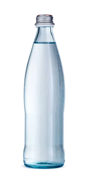 Agua mineral en botella de vidrio con tapa aislada en blanco — Foto de Stock