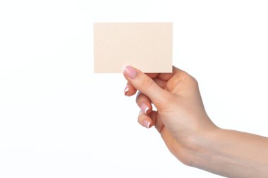 Beyaz üzerine izole edilmiş beyaz kartviziti olan kadın eli.