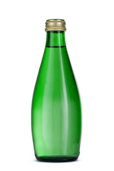 Woda mineralna w szklanej butelce z zamknięciem izolowanym na biało — Zdjęcie stockowe