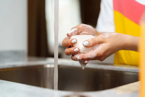 Nahaufnahme einer Frau, die sich in einer Spüle die Hände wäscht — Stockfoto