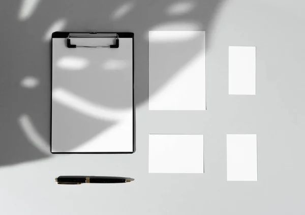 Platte lay-out compositie met blanco schrijfwaren model — Stockfoto
