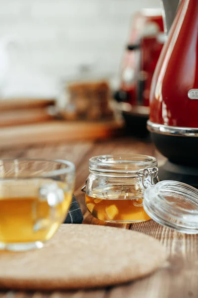 Glas Honig auf dem Küchentisch, Nahaufnahme — Stockfoto