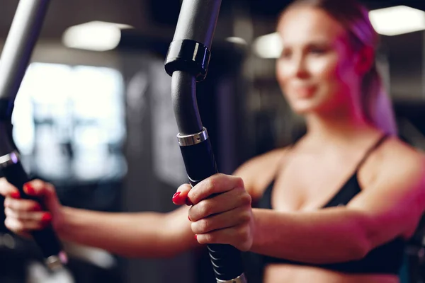실명 한 여자 가 체육관에서 팔 과 가슴을 훈련시키고 있다 — 스톡 사진