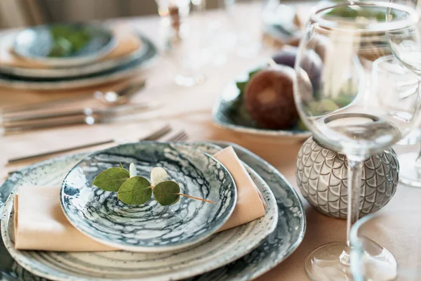 Mooie elegante tafelschikking met groen stijlvol servies en zilveren bestek — Stockfoto