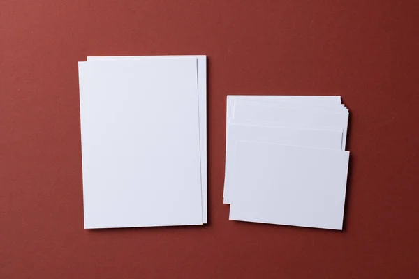 Blanke weiße Visitenkarten auf weinrotem Papier Hintergrund — Stockfoto