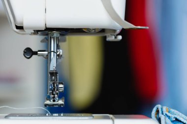 Terzi ofisinde elektrikli dikiş makinesi.