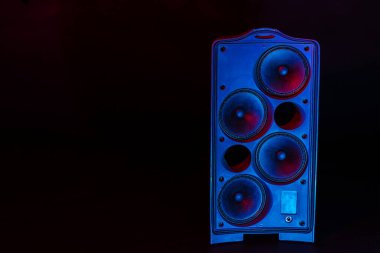 Koyu arkaplanda ses sistemi stereo sütunuName