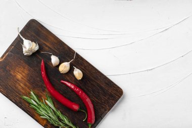 Kırmızı biber ve diğer baharatlar beyaz desenli arka plan, üst görünüm