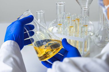 Laboratuvar örnekleriyle çalışan bir bilim adamının ellerine yakın çekim