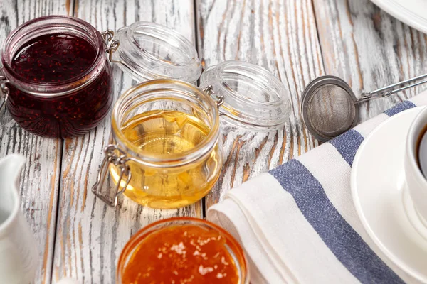 Ahşap mutfak masasında cam meyve reçeli kavanozu — Stok fotoğraf