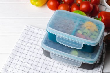 Mutfak masasında kapalı plastik beslenme çantası.