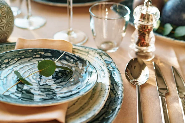 Красива елегантна обстановка столу з зеленим стильним посудом і срібними столовими приборами — стокове фото