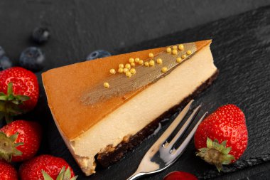 Çilekli karamel kaplı sufle keki.