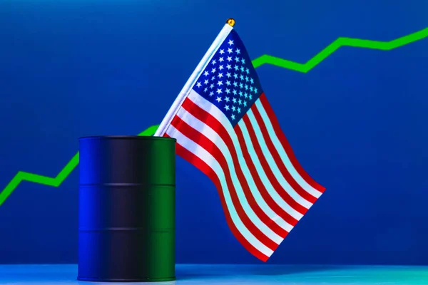 O preço do petróleo americano está mudando de conceito. Barril preto com óleo e gráfico — Fotografia de Stock