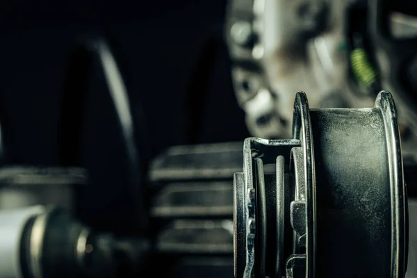 Close-up van nieuwe auto-onderdelen op zwarte achtergrond — Stockfoto