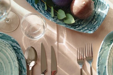 Mumlarla dekore edilmiş lüks yeşil masa.