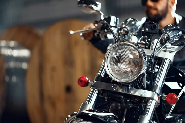 Motocycliste barbu en cuir noir avec sa moto — Photo